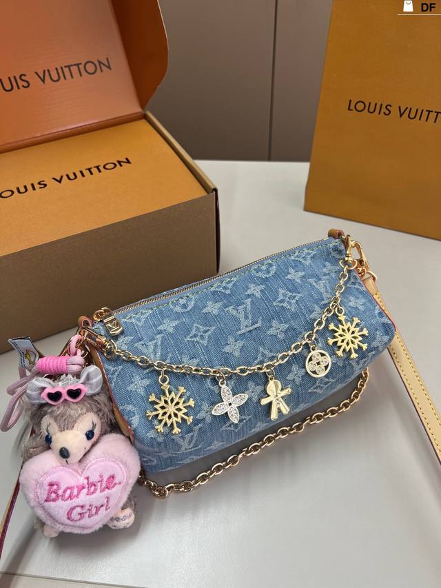 芯片版本 Lv Bloom Pouch杨桃包 绝对是越看越喜欢 新款减龄又时髦的 Df尺寸22×13折叠盒飞机盒