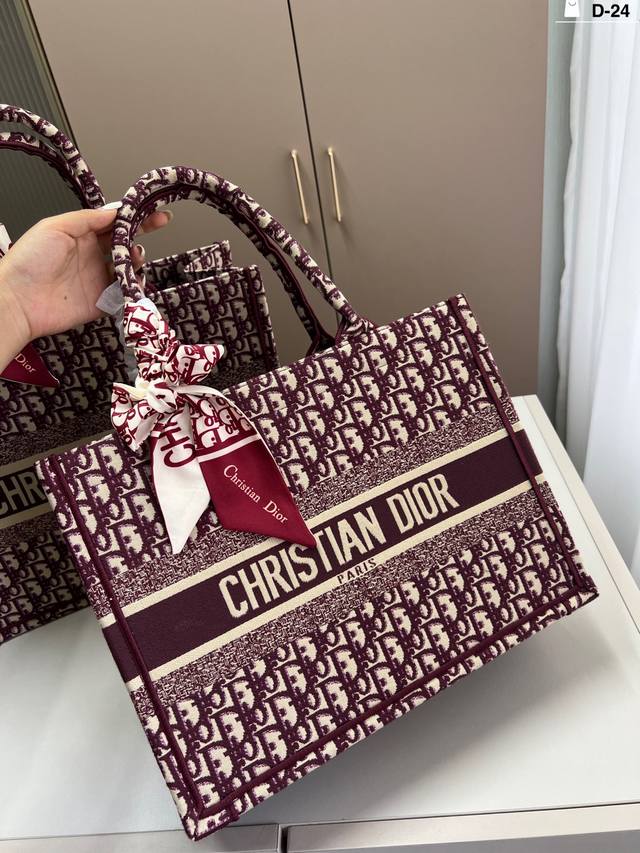 36厘米 Dior迪奥托特包Book 容量超级大也很耐用 日常出街背它回头率百分百 D-24尺寸36×27 42×31配盒