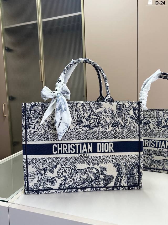 42厘米 Dior迪奥托特包Book 容量超级大也很耐用 日常出街背它回头率百分百 D-24尺寸36×27 42×31配盒