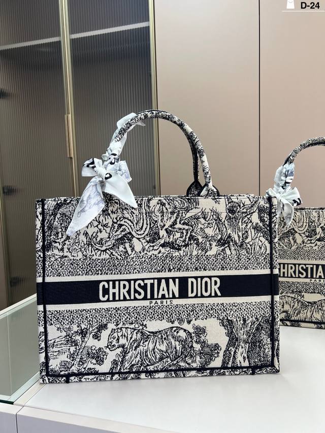 42厘米 Dior迪奥托特包Book 容量超级大也很耐用 日常出街背它回头率百分百 D-24尺寸36×27 42×31配盒 42厘米 Dior迪奥托特包Book 容量超级大也很耐用 日常出街背它回头率百分百 D-24尺寸36×27 42×31配盒