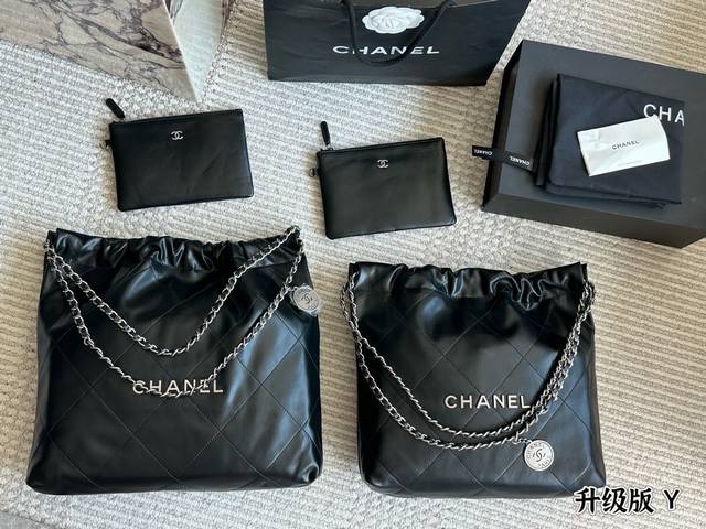 Chanel 垃圾袋 皮质细腻有光泽，既柔软又耐磨，两者兼具 简简单单的外观却藏着不少设计师的高级设计，镂空的 Chanel Logo的金币，小小的点缀让整体气