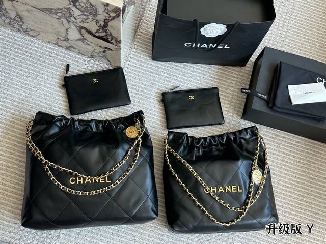 Chanel 垃圾袋 皮质细腻有光泽，既柔软又耐磨，两者兼具 简简单单的外观却藏着不少设计师的高级设计，镂空的 Chanel Logo的金币，小小的点缀让整体气