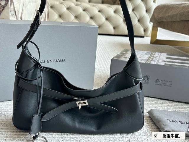 原版皮 原版皮 配礼盒 Size：34 14Cm 巴黎世家新款Hobo 大廓形包包 柔软的大廓形包包 上身慵懒感立刻Get、 真的很喜欢又方便又酷的超实用大包