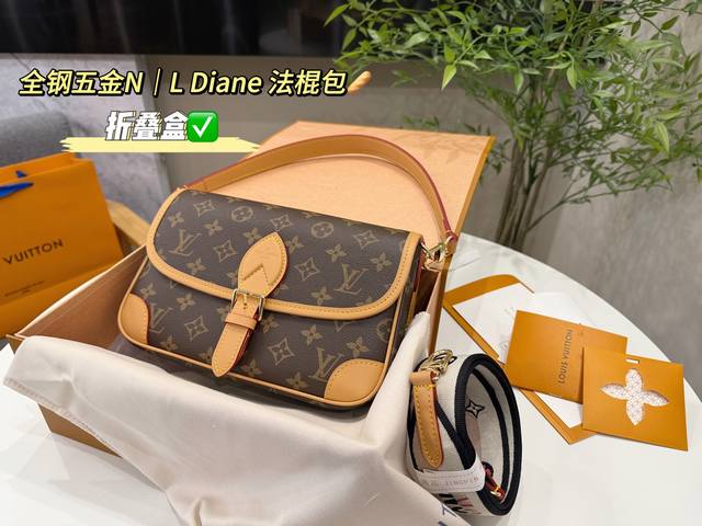 配折叠盒包装 Size:25*17Cm Lv家 Diane 法棍手袋 定制老花面料搭配深色树膏皮 配置两条肩带 今天的快乐是法棍给的! 搜索 Lv 法棍 配折叠盒包装 Size:25*17Cm Lv家 Diane 法棍手袋 定制老花面料搭配深色树膏皮 配置两条肩带 今天的快乐是法棍给的! 搜索 Lv 法棍