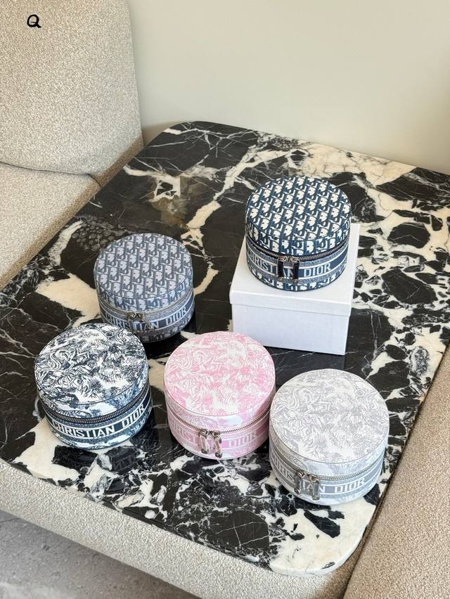 收纳包可可爱爱实用防水耐脏 Dior迪奥Cd Signature Vanity化妆包、收纳包 可可爱爱，别看它小，真的巨能装 实物蛮惊喜的质感+颜值+实用 质感