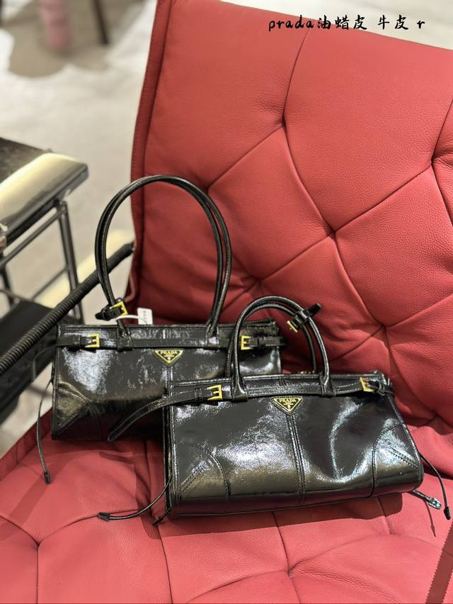 Prada杀疯了 Soft Lux真的太酷啦心 当终于拿到了 这次的Softlux真的太好看了,油蜡皮设计复古酷飒自重超轻 子.上身的是中号的尺寸 15.5*3 Prada杀疯了 Soft Lux真的太酷啦心 当终于拿到了 这次的Softlux真的太好看了,油蜡皮设计复古酷飒自重超轻 子.上身的是中号的尺寸 15.5*3