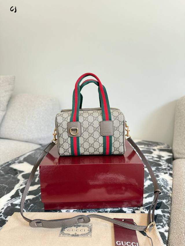 Gucci全球首发Mini Gg 灵感源自Guccitender系列 辛纳同款旅行袋的玩趣迷你版 延展了旅行和休闲美学这宝贵的品牌灵感 透过重新诠释的尺寸、精湛