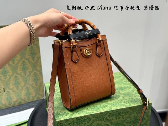 全套包装 复刻版！牛皮版本！ Gucci 竹节包 Gucci Diana最新系列手机包 琴谱包Tote，这个款复古韵味特别浓，上身效果也超赞，主要以精致特别的五