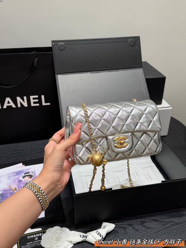 金球 折叠礼盒 尺寸 20*12Cm 香奈儿 Chanel Cf 链条金球方胖子 简直是Yyds,没有人能拒绝金球Cf的美貌，经典著作的王炸颜值，百看不变的颜值