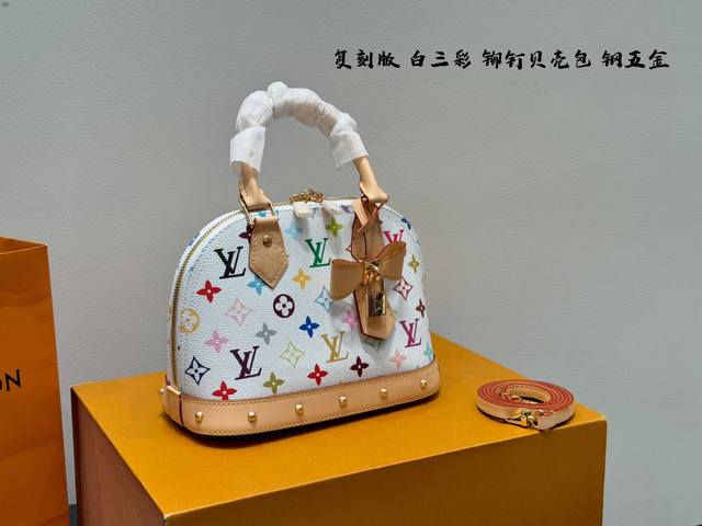 全套礼盒包装 复刻版 ！全钢五金 Size：25*18Cm 25Ss 村上隆联联名系列 白彩贝壳 Lv 这个白三彩 Alma贝壳 太可爱啦！带铆钉！ 小巧又复古