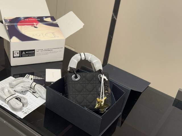配折叠盒飞机盒 尺寸：17.13Cm 高品版.升级出货 迪奥 戴妃磨砂款 搭配最新的肩带 更加加分！！ 小牛皮材质！