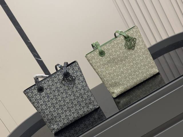 Size：29*28Cm 立 罗意威帆布购物袋 实物好装的一款包 最近出行都在背 皮帆布耐看有质感 它的容量很友好...