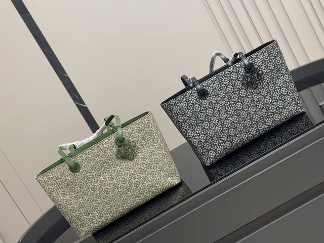 Size： 37*24Cm 横 罗意威帆布购物袋 实物好装的一款包 最近出行都在背 皮帆布耐看有质感 它的容量很友好...