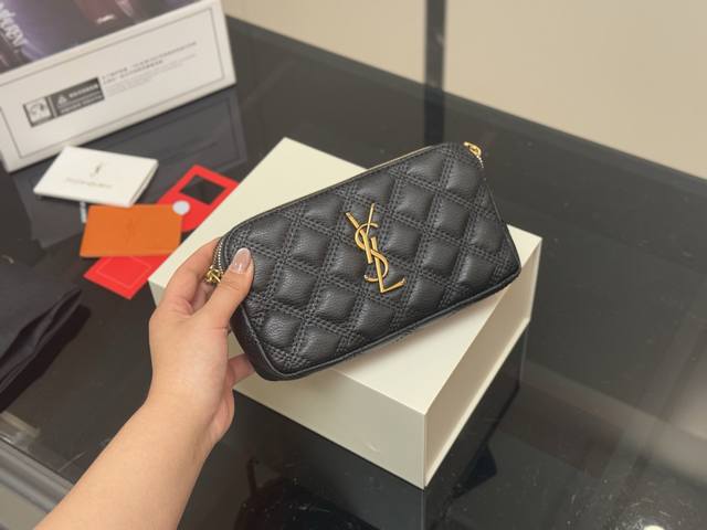配折叠盒飞机盒 Ysl 圣罗兰 女士Gaby黑色绗缝羊皮革拉链手拿包链条包单肩包 Becky 双拉链手拿包 大气经典又百搭！ 双拉链设计，方便分类收纳，尺寸足以