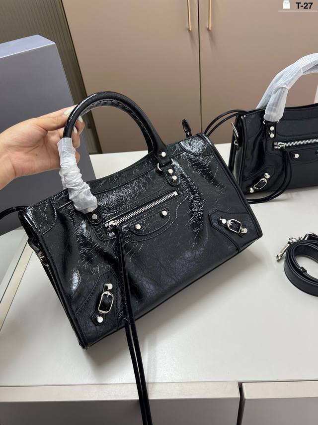 大 巴黎世家Le Cagole 致敬经典机车包系列重磅新款王炸登场La T-27尺寸24×16 30×19折叠盒 大 巴黎世家Le Cagole 致敬经典机车包系列重磅新款王炸登场La T-27尺寸24×16 30×19折叠盒