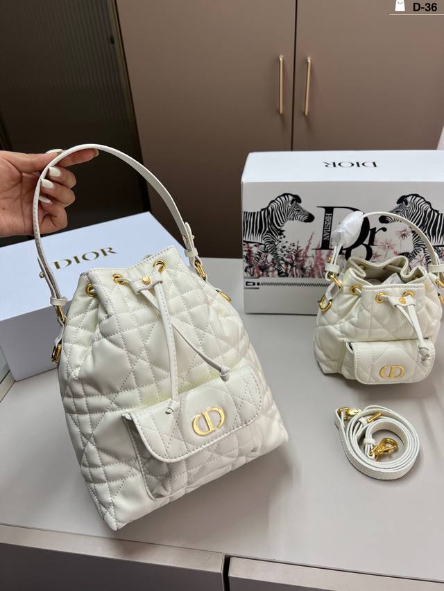 大 Dior迪奥中古水桶包 又甜又酷 一整个爱住百搭时尚 是每个潮酷女孩必入单品 D-36尺寸15×15 20×15折叠盒飞机盒