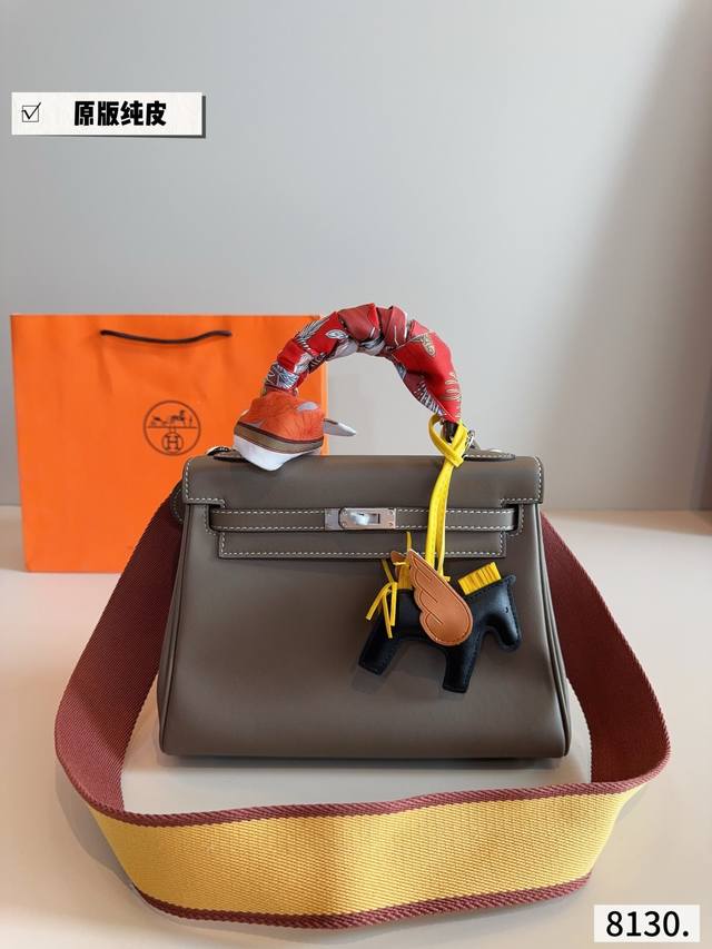 配礼盒. 爱马仕 凯莉 Kelly 银扣 真的太香了 属于日常休闲跟 女人味都可以驾驭的那种 自己搭配了肩带 平时带 娃也可以解放双手 跟朋友下午茶手提更有Fe
