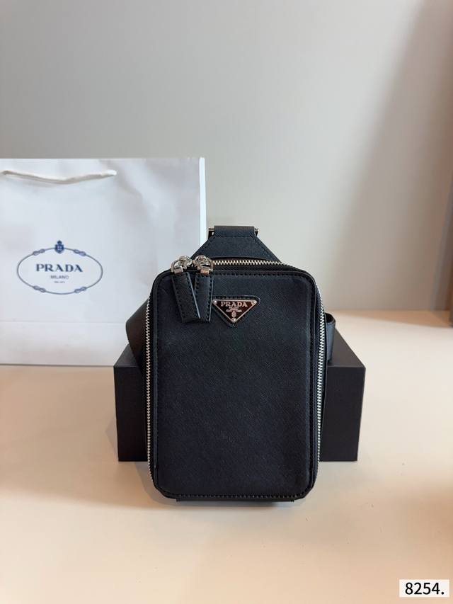 配礼盒. 普拉达 Prada 胸包斜挎包. 大小适中 容量感人 休闲正装皆可轻松驾驭百搭到没朋友 就是酷 时尚感超强 辦识度很高 方方正正很能装，上身也帅气尺寸