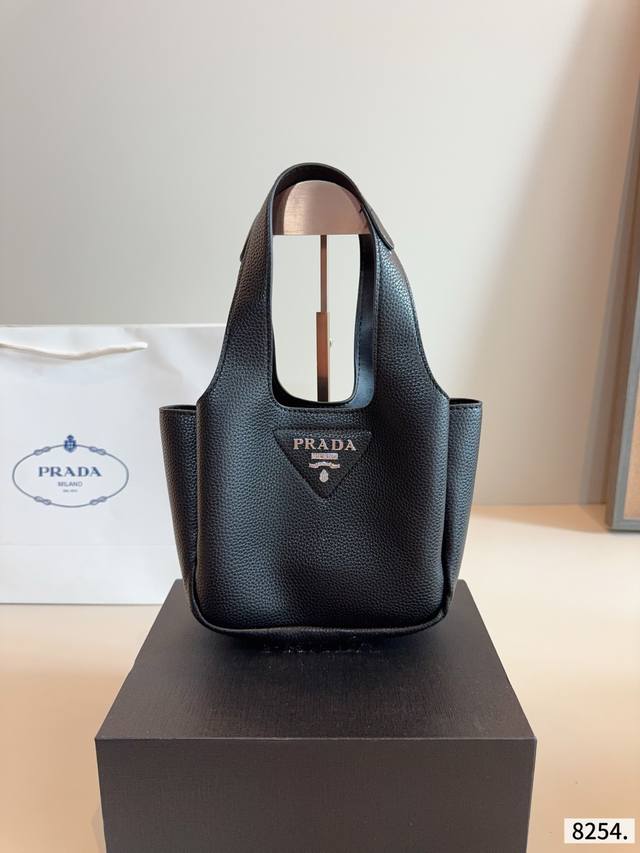 配礼盒 Prada普拉达新款 菜篮子 可手提 单肩斜挎 时尚新宠儿 各路明星 网红同款追捧 尺寸：17*10*15Cm