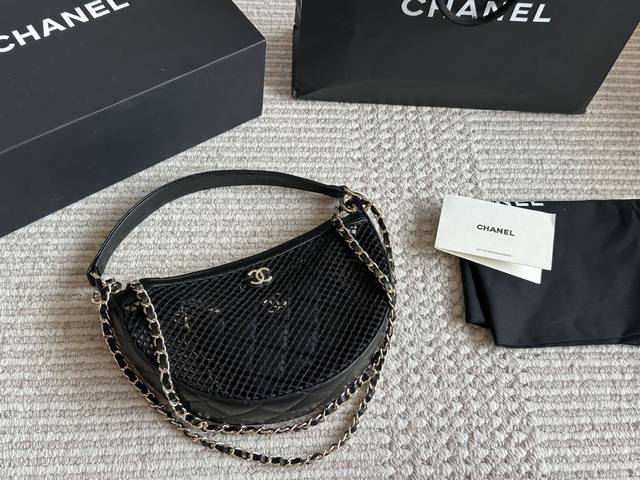 25S网兜呼啦圈包 时尚界的新宠儿 最近被小香这款25S网兜呼啦圈包迷得不行黑色网兜搭 配经典的菱格纹皮革，再加上标志性的双C Logo,设计感直接拉满链条与金