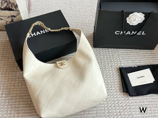 配盒 Size：26 25Cm 小香家 25 Hobo 新品25系列 真的很绝真的很好看 俗称水桶包肩带部分很有设计感 原版牛皮 大号有小包