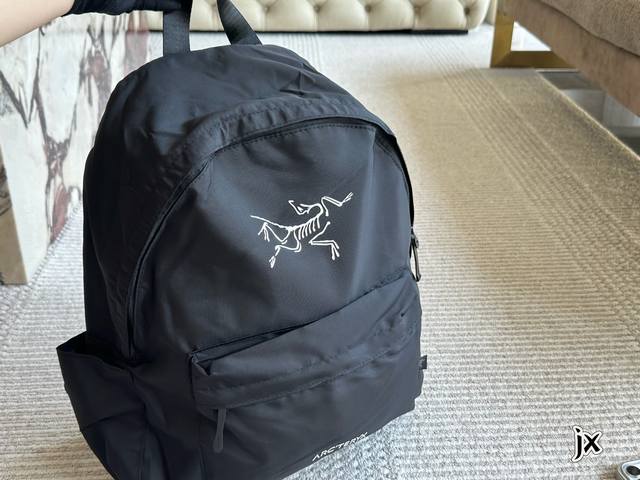 始祖鸟X Beams 限定 联名4.0确认发售 时髦人背时髦包 纯正尾单双肩包包轻薄便携高强度轻度防水面料这款双肩包，今年在Ins. 上突然火得一塌糊涂~名副其