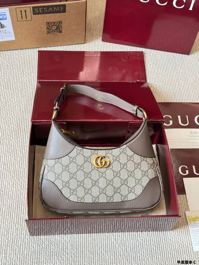 牛皮版本 Gucci Aphrodite 新月腋下包 实物特别美，主打的一个简单优雅 手感软糯厚实，而且比普通羊皮抗造 一包三用这个功能性也很戳我 想单肩就单肩