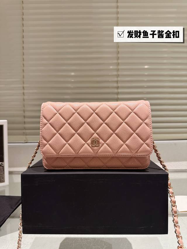 鱼子酱 Chanel Woc 发财包 小香最近好多明星都在背 Chanel 19 这款包是由老佛爷Karl Lagerfeld 和 Chanel现任创意总监 V