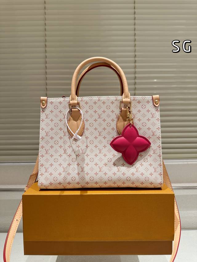 Lv Onthego 25Cm 印花丛林包 折叠礼盒 原单品质 Lv A B面喷绘 Onthego妈咪袋 性价比之王这是一款超赞的包型，灵感来自于恶搞Lv的街头
