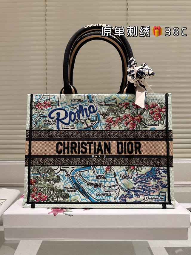 原单刺绣 Dior 提花 托特包 配内胆 Dior Book Tote今年最喜欢的一款购物袋 Tote我用的次数最多的包,因为容量超级大,不管什么东西都向里面放 原单刺绣 Dior 提花 托特包 配内胆 Dior Book Tote今年最喜欢的一款购物袋 Tote我用的次数最多的包,因为容量超级大,不管什么东西都向里面放