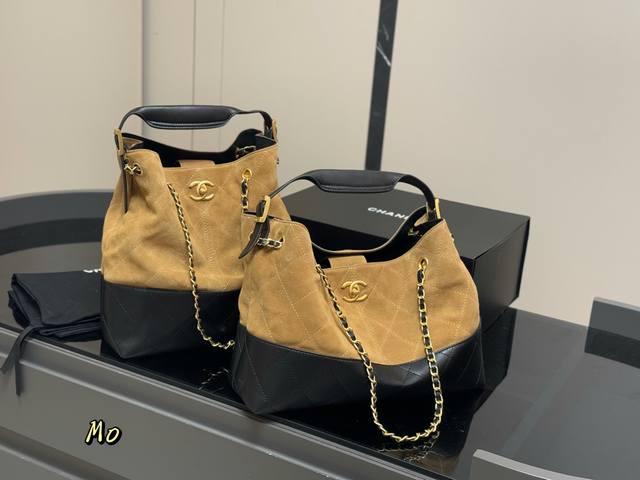 配盒 香奈儿Chanel25A 竖版麂皮托特包 手工坊超耐看的麂皮托特包 美拉德色系也很百搭！手提腋下都可以 主打一个松弛感！灵感来自香奈儿女士的乌木漆面屏风，