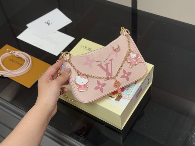 配挂件 P30 配折叠盒 Size:20Cm Lv麻将包 ! 复刻版 小牛皮 长肩带!链条! 统统都有!! 配挂件 P30 配折叠盒 Size:20Cm Lv麻将包 ! 复刻版 小牛皮 长肩带!链条! 统统都有!!