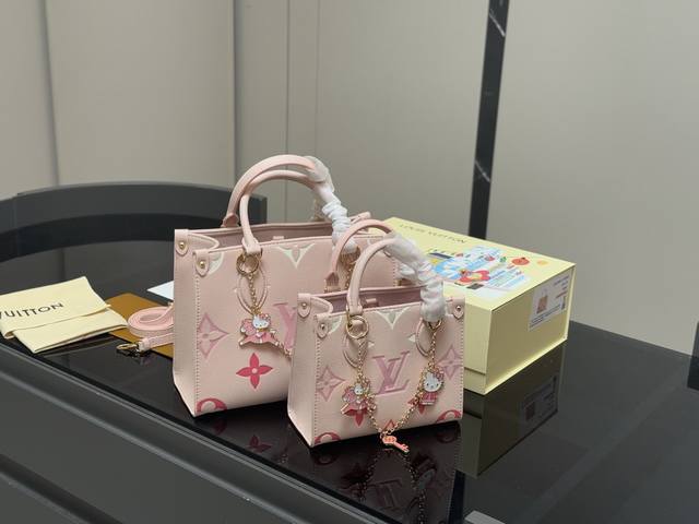 配挂件 Size：25.20Cm 18.15Cm Lv Onthego牛皮购物袋 有隐藏的背带设计， 可单肩～可手提 搜索 Lv Onthego丛林购物袋 配折