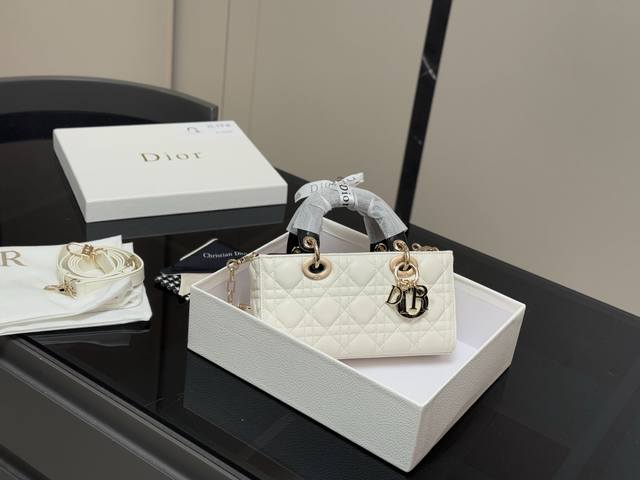 配盒 迪奥Lady横版戴妃包 2025Dior款新包型 两根包带 我喜欢短的那根~ 一只很“我”的包爱了 尺寸:22Cm 配盒 迪奥Lady横版戴妃包 2025Dior款新包型 两根包带 我喜欢短的那根~ 一只很“我”的包爱了 尺寸:22Cm