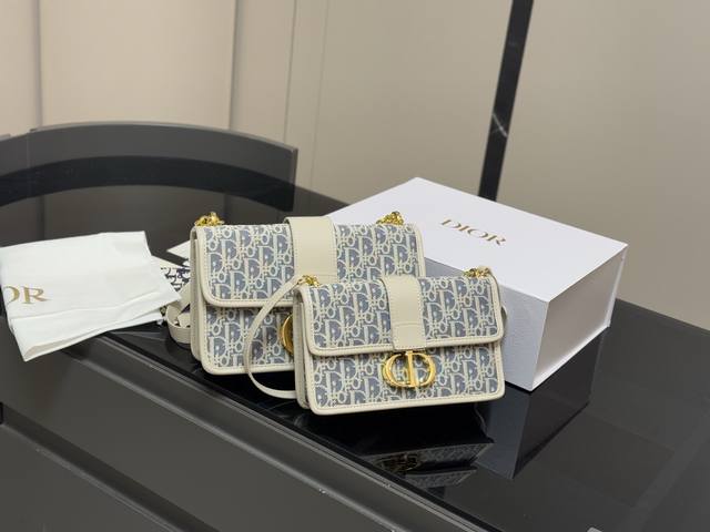 配折叠盒 Size:24*20Cm 21*15Cm 迪奥 蒙田30 刚刚出的现货! 老花也太好看啦! 温柔很适合四季! 配折叠盒 Size:24*20Cm 21*15Cm 迪奥 蒙田30 刚刚出的现货! 老花也太好看啦! 温柔很适合四季!