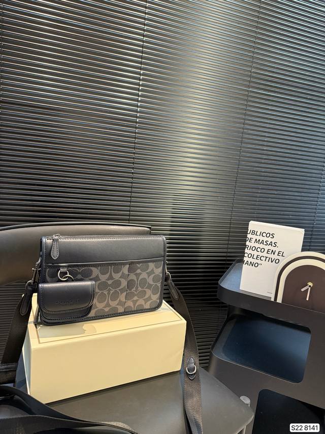 配折叠盒子 蔻驰男士经典款Track 潮男应该背什么包呢 Track Crossbody这个包型真的尽显帅酷和摩登时尚气质给人低调又不简单的感觉 小小的外表下其