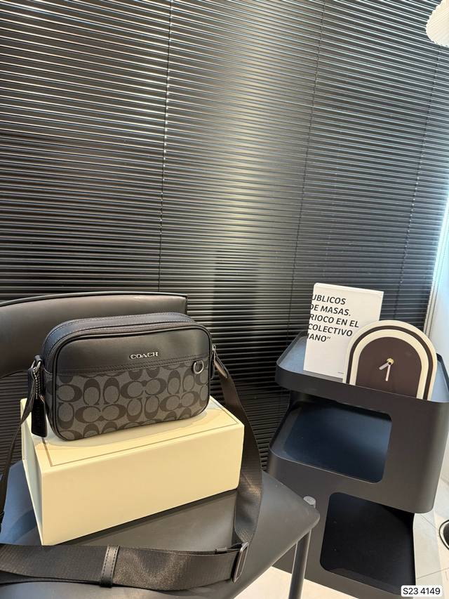 配折叠盒子 蔻驰相机包 男士经典相机包单肩包胸包 两个大拉链两个口袋，容量很大，外观时尚休闲，男士背非常帅气，潮男必备。现在特别流行男士背这种小相机斜挎包，很多