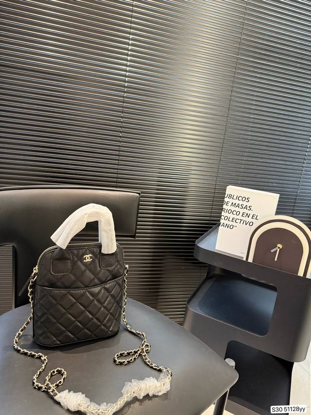 香奈儿贝壳包 纯皮贝壳包 搭配很适这季节 复古氛围感瞬间拉满 尺寸:17 19 货号51128