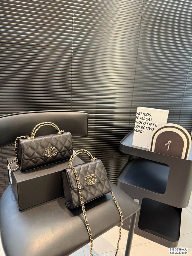 配折叠盒子 Chanel 香奈儿Kelly手提链条包 时时刻刻展现最美的你。可手提，单肩，斜挎，尽显女人优雅气质，是一款超级百搭的休闲链条包尺寸 大号20 11