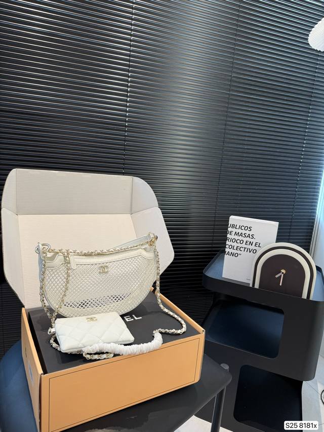 配飞机盒折叠盒子 Chanel25S 香奈儿镂空网纱月亮包火爆全场的一款夏季新款 之前看秀就觉得很可爱的网兜包果然没有翻车自带一个内胆小包包超级可爱 尺寸：24