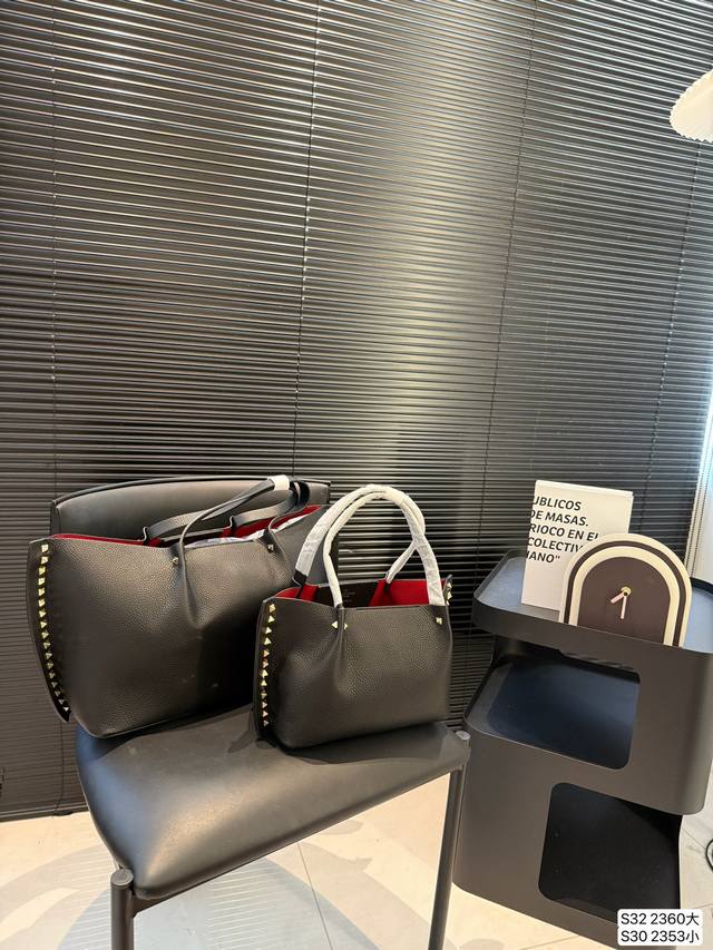 大号 小号 华伦天奴 托特包 很有复古的感觉 高级又不失优雅 超有氛围感 通勤 休闲 约会通通可搭 尺寸:大号37 23 小号24 18 货号大2360 小23 大号 小号 华伦天奴 托特包 很有复古的感觉 高级又不失优雅 超有氛围感 通勤 休闲 约会通通可搭 尺寸:大号37 23 小号24 18 货号大2360 小23