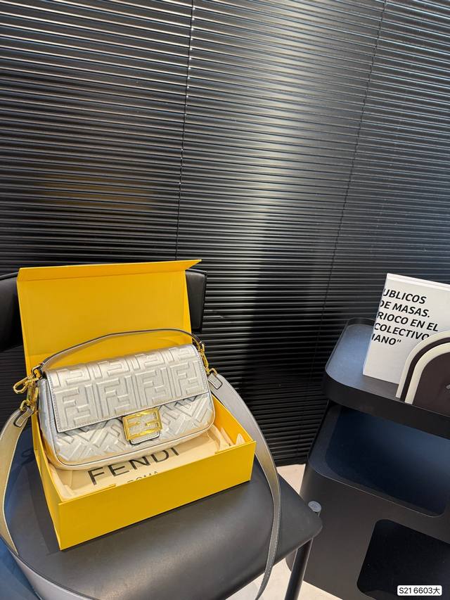 大号 折叠盒 Fendi Baguette芬迪法棍包第一眼就觉得砸中了我。加上中号有一根较长的肩带，非常实用。装两个手机，钱包，钥匙，墨镜，口红，粉饼都毫无压力