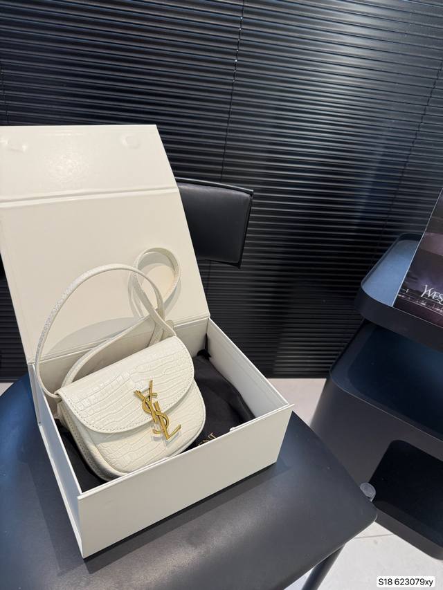 配原版飞机盒 折叠盒子 高版本牛皮材质，最近圣罗兰Kaia小可爱也是最流行的款式之一，喜欢它简单的设计 它结构整洁，干净，优雅，并具有品牌的标志。炒鸡炒鸡的可爱