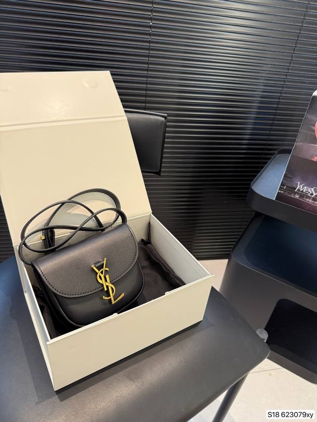 配原版飞机盒 折叠盒子 高版本牛皮材质，最近圣罗兰Kaia小可爱也是最流行的款式之一，喜欢它简单的设计 它结构整洁，干净，优雅，并具有品牌的标志。炒鸡炒鸡的可爱