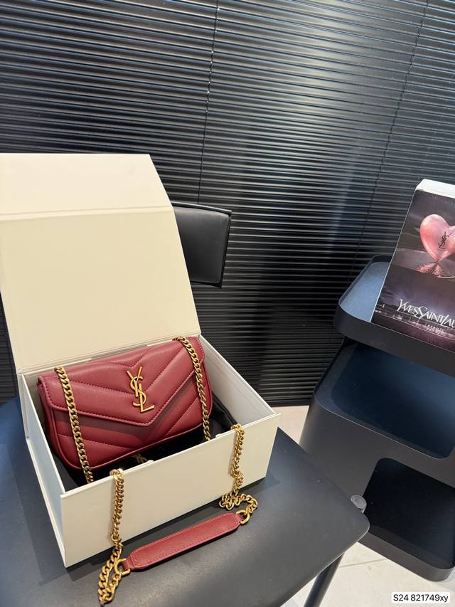 配飞机盒折叠盒子 纯皮圣罗兰Ysl邮差 背起来真的太有Feel。 圣罗兰 最低调， 简洁大气啦！ 尺寸刚刚好！ 尺寸20 11 货号821749