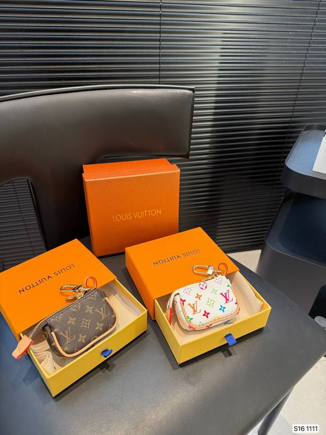 配盒子 Lv零钱包,哪个妹妹能拒绝这么可爱的乖乖 尺寸:8 5.5 货号1111 配盒子 Lv零钱包,哪个妹妹能拒绝这么可爱的乖乖 尺寸:8 5.5 货号1111