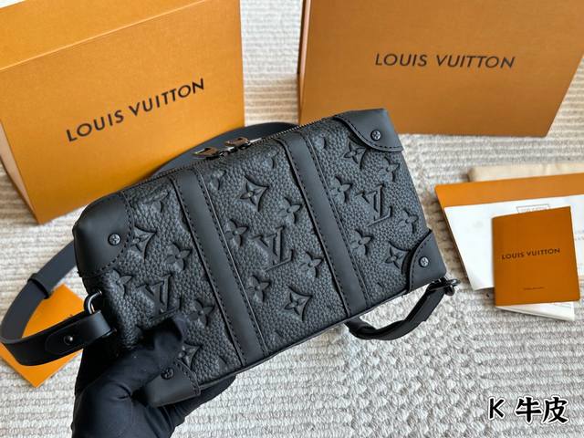 新款男包Trunk盒子包 软盒子包上身超酷,手拎斜挎都可以, 日常通勤必备,时尚百搭 肩带可拆卸,可调节 尺寸 23 13Cm配盒 新款男包Trunk盒子包 软盒子包上身超酷,手拎斜挎都可以, 日常通勤必备,时尚百搭 肩带可拆卸,可调节 尺寸 23 13Cm配盒