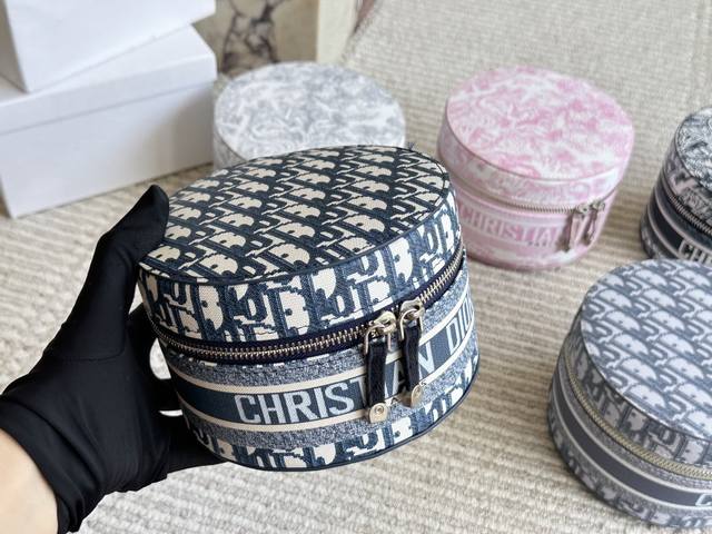 配盒 Size：16 10Cm D家 最新Cd化妆包收纳包 第一眼就沦陷， 包身太讨喜了有内胆哦