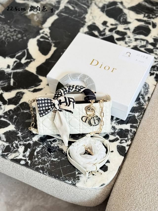 谁懂 新款D-Joy的白黑色 进店一眼相中，这个颜色好看晕啊 小号的大小实用，放得下14Pm，可以一包三背，颜色百搭，我觉得这只包的轻柔粉比黑白更出彩22Cm配