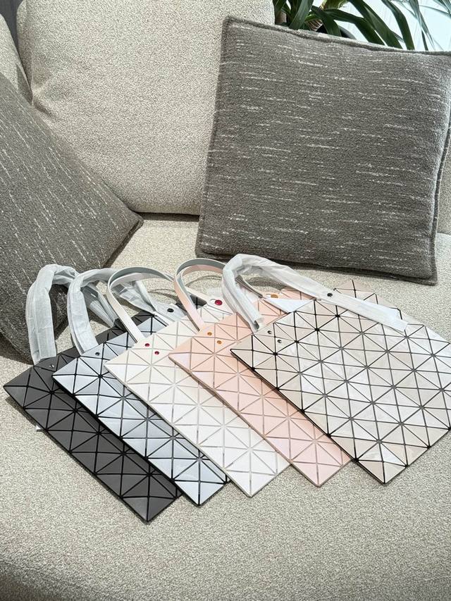 三宅一生经典 彩钉